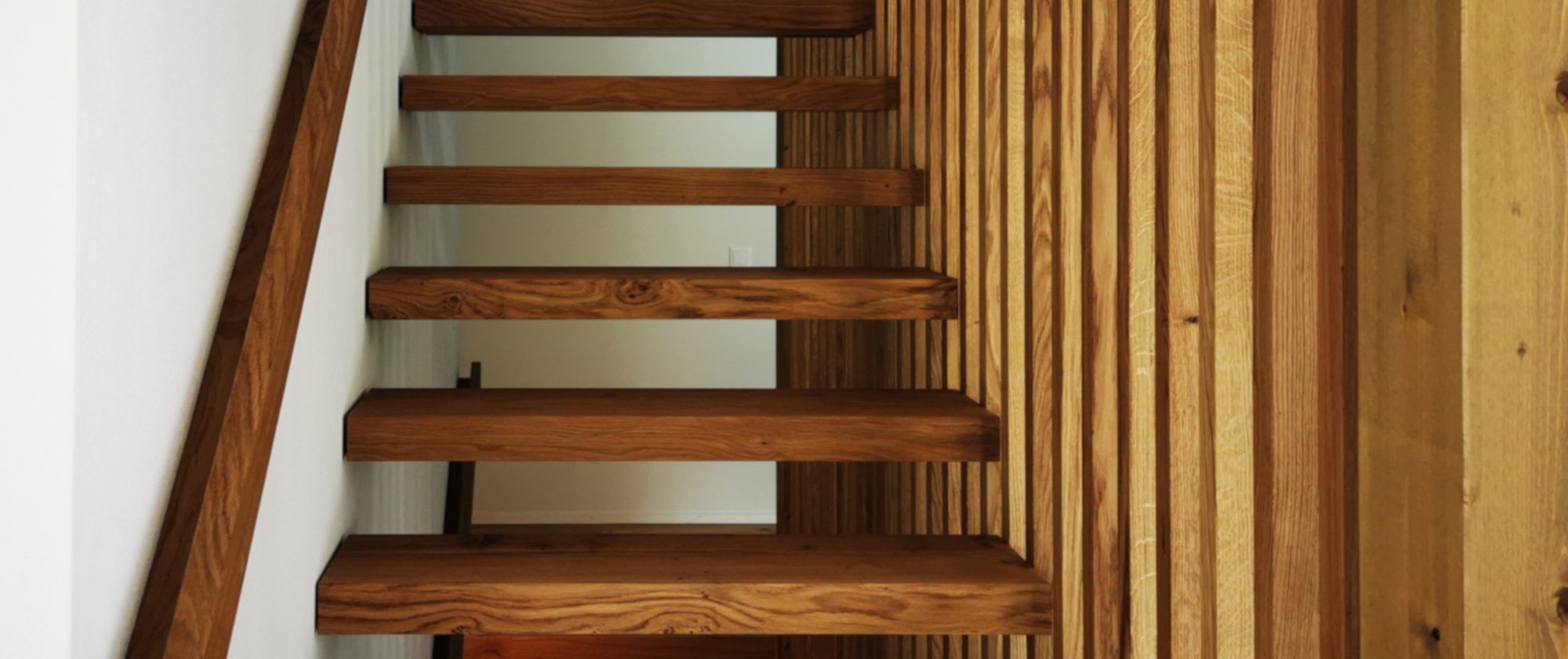 Holztreppe mit Harfengeländer Holztreppe mit Harfengeländer