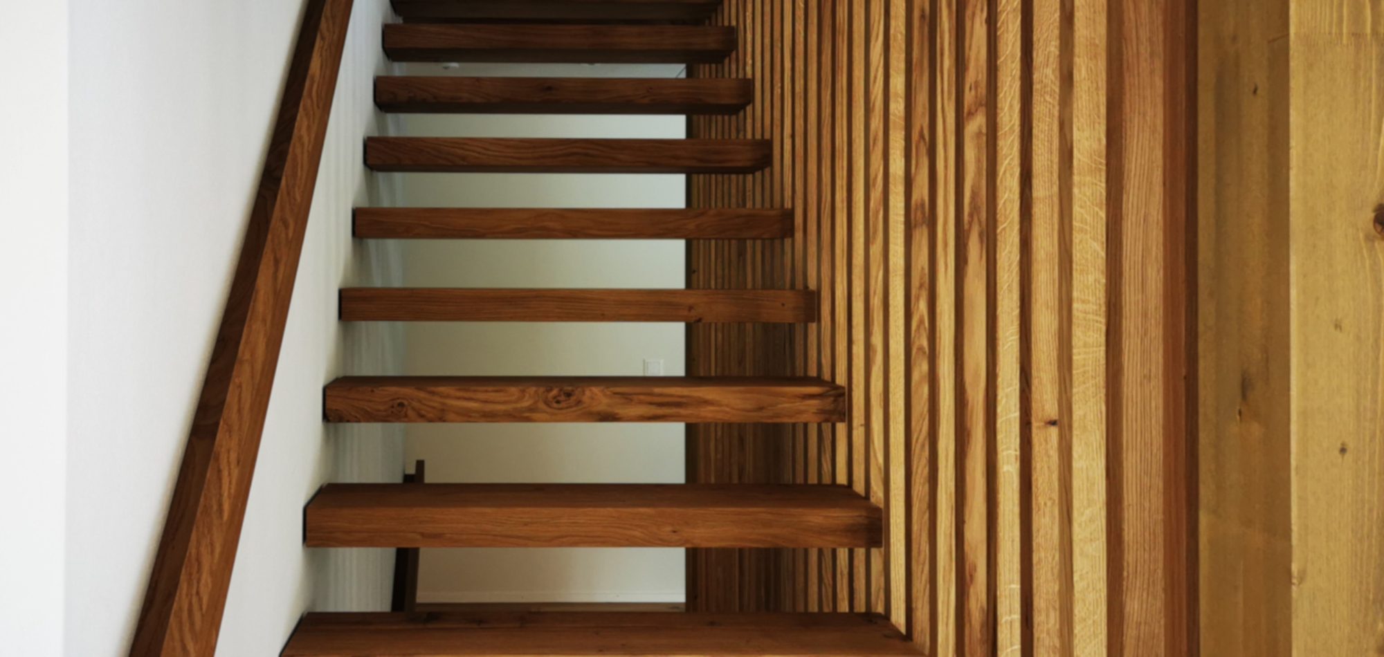 Holztreppe mit Harfengeländer Holztreppe mit Harfengeländer