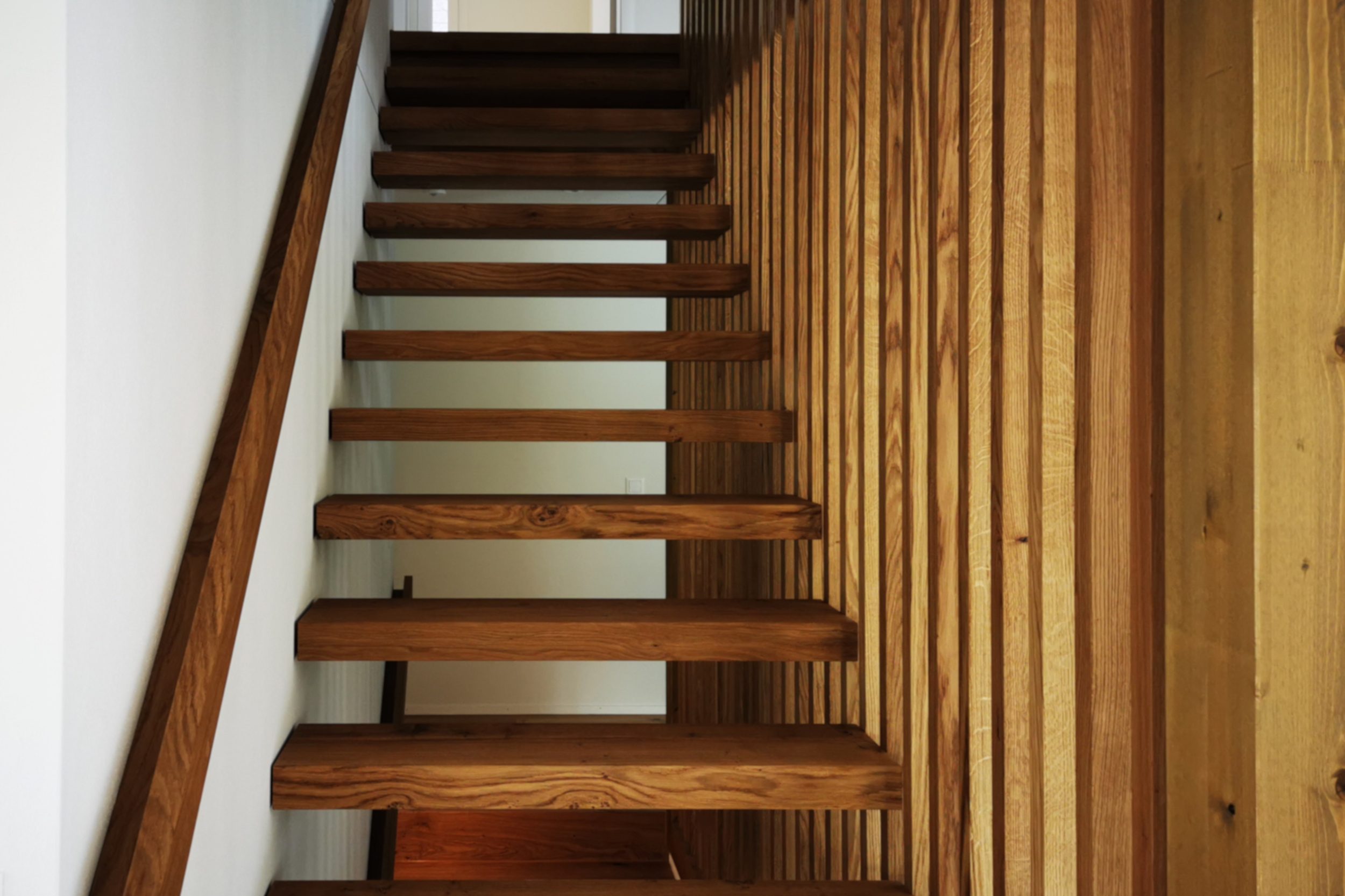 Holztreppe mit Harfengeländer Holztreppe mit Harfengeländer