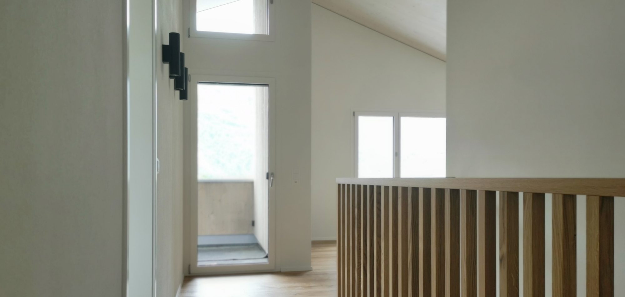 Holztreppe mit Harfengeländer Holztreppe mit Harfengeländer